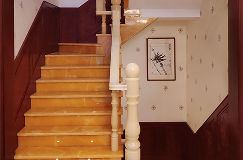 和顺中式别墅室内汉白玉石楼梯的定制安装装饰效果